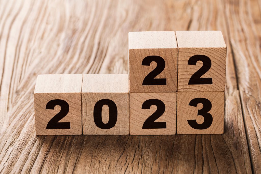 Cubos de madera de cambio de año. Tendencias de marketing de 2022 a 2023.